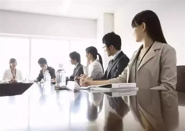 公司新來一位「傻員工」,所有人把工作推給她,她都默不吭聲,沒想到最後竟...