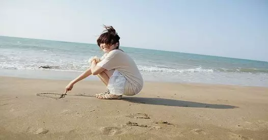 公司新來一位「傻員工」,所有人把工作推給她,她都默不吭聲,沒想到最後竟...