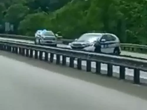 網民很好奇,是什麼原因這部執法巡邏車反方向行駛