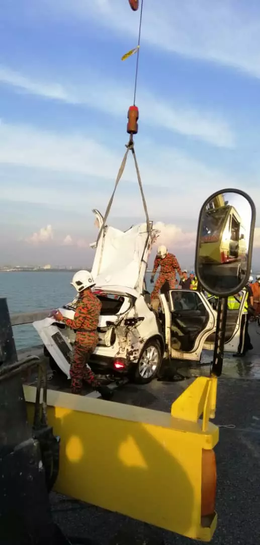 休旅車遭撞墜海 駕駛繫安全帶想逃卻慘死