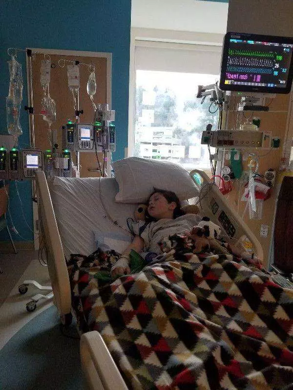 8歲男童騎腳踏車摔倒「縫了傷口」 但8天後「傷口反噬」把他右半邊身體都吃掉了