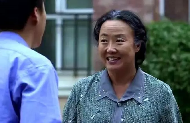 兒媳坐月子,大媽親自照顧,出差回家瞥了眼冰箱,兒子請母親出去