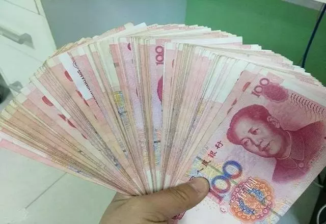 兒媳坐月子,大媽親自照顧,出差回家瞥了眼冰箱,兒子請母親出去