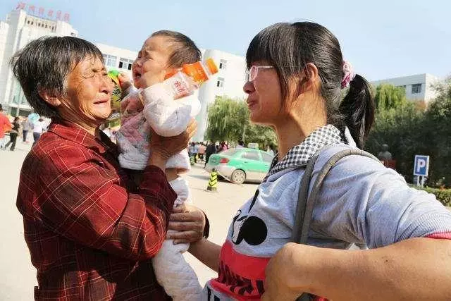 我媽過生日,吃飯席間老婆拿出2千,女兒大喊一聲,我怒提離婚