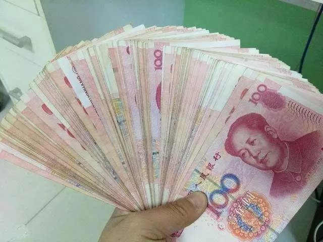 我媽過生日,吃飯席間老婆拿出2千,女兒大喊一聲,我怒提離婚