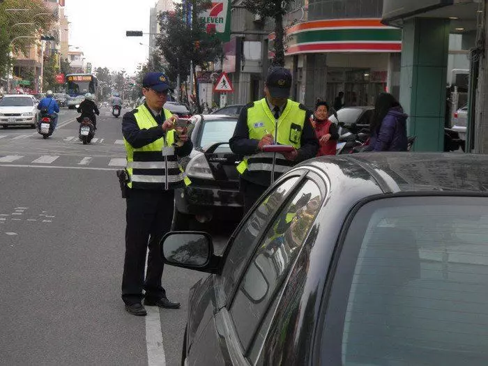 長知識!如果警察正對你停在路邊的車拍照,千萬別吵架!你只需要這樣做!!太受用了!!!