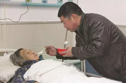 為給母親治病我決定賣房,老婆和我離婚,母親去世我跪地痛哭!
