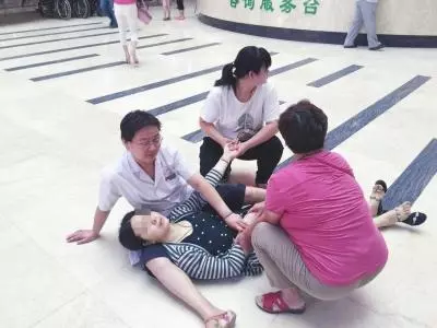 去男友家過年婆婆突然暈倒,聽了醫生說的話,我趕緊說出分手!