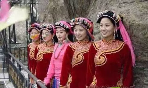 揭秘西藏 [一妻多夫] 的家庭！幾個丈夫如何同床共枕？該如何輪流上床的潛規則！一起上還是輪流的？