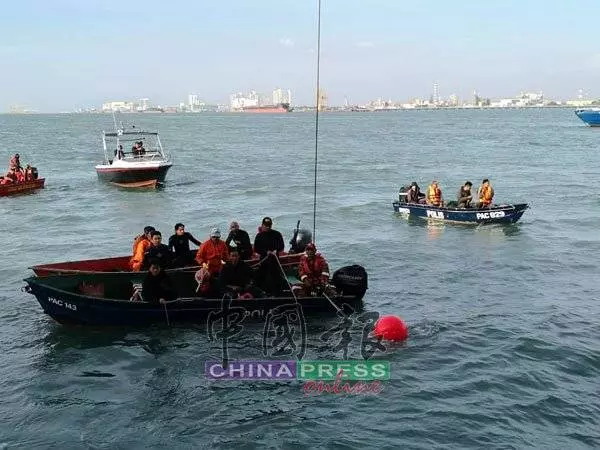 ◤轎車被撞下海◢車墜海重量多2倍 以大氣球借力拉上水面