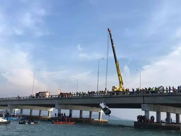 ◤轎車被撞下海◢車墜海重量多2倍 以大氣球借力拉上水面
