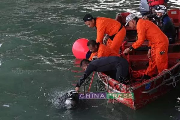 ◤轎車被撞下海◢車墜海重量多2倍 以大氣球借力拉上水面