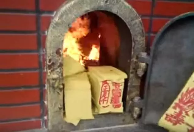 為什麼金紙不能「整疊燒」?阿嬤的「神回覆」讓網友恍然大悟!