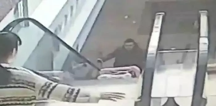 9月大女嬰滾落手扶梯 男子「飛身」救人 !