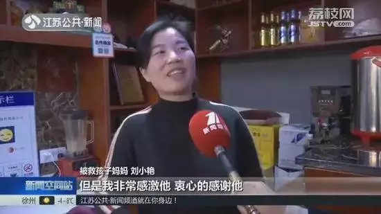 9月大女嬰滾落手扶梯 男子「飛身」救人 !
