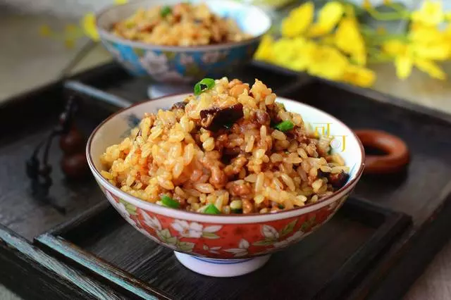 一碗醬香濃郁的香菇肉末醬油飯,讓你放不下碗,太好吃了