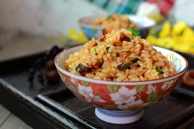 一碗醬香濃郁的香菇肉末醬油飯,讓你放不下碗,太好吃了