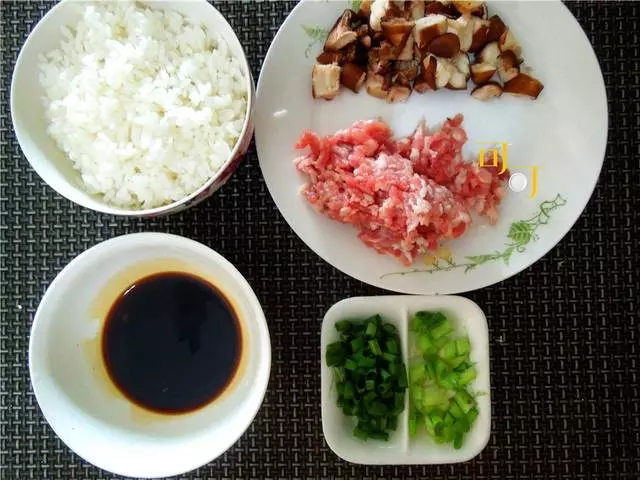一碗醬香濃郁的香菇肉末醬油飯,讓你放不下碗,太好吃了