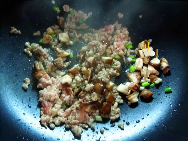 一碗醬香濃郁的香菇肉末醬油飯,讓你放不下碗,太好吃了