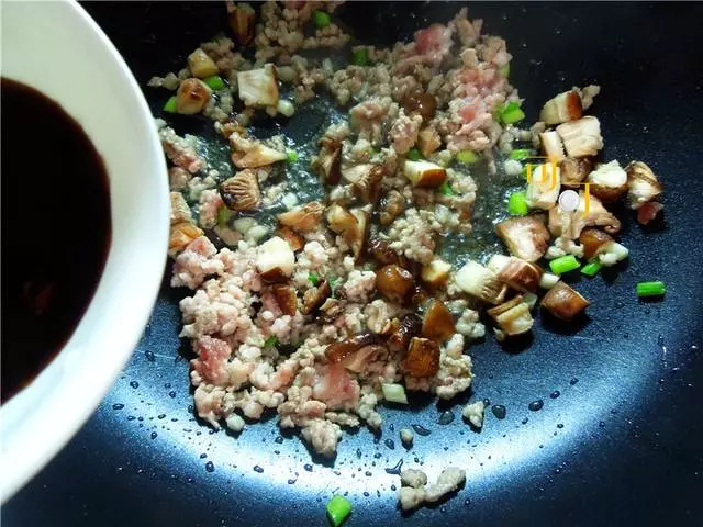 一碗醬香濃郁的香菇肉末醬油飯,讓你放不下碗,太好吃了