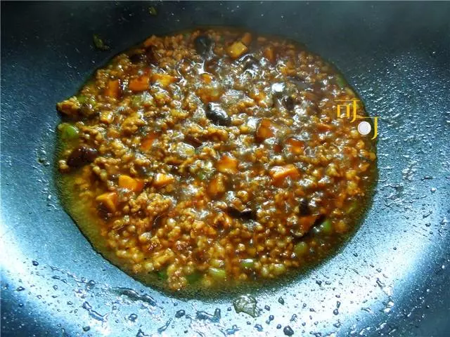 一碗醬香濃郁的香菇肉末醬油飯,讓你放不下碗,太好吃了