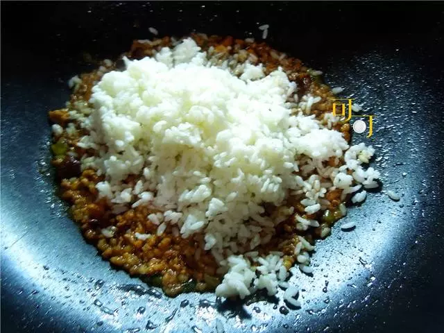 一碗醬香濃郁的香菇肉末醬油飯,讓你放不下碗,太好吃了