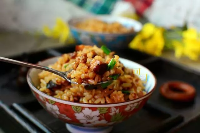 一碗醬香濃郁的香菇肉末醬油飯,讓你放不下碗,太好吃了