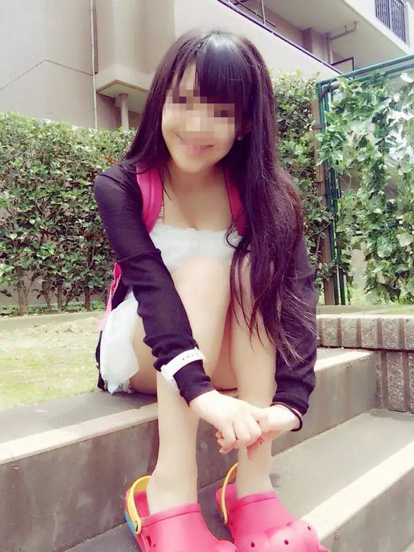 少女不懂和男生一起看[A·片]其實那麼危險！看完後表哥竟對表妹下手！ 