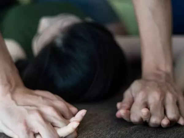 少女不懂和男生一起看[A·片]其實那麼危險！看完後表哥竟對表妹下手！ 