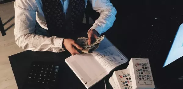 李嘉誠│越花錢只會越富有!「3種錢」就算捨不得也要花...