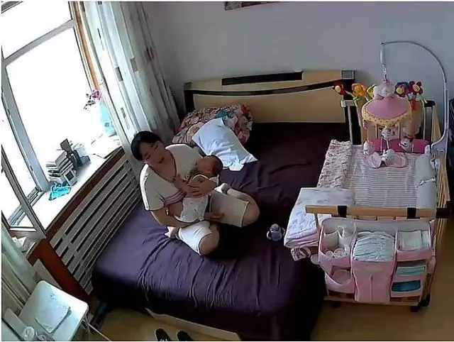 寶媽沒辦法哄睡寶寶,查看監控後保姆的哄法,寶媽沒忍住落淚了!