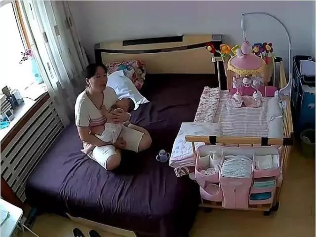 寶媽沒辦法哄睡寶寶,查看監控後保姆的哄法,寶媽沒忍住落淚了!
