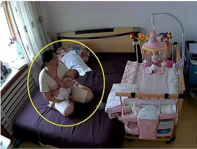 寶媽沒辦法哄睡寶寶,查看監控後保姆的哄法,寶媽沒忍住落淚了!