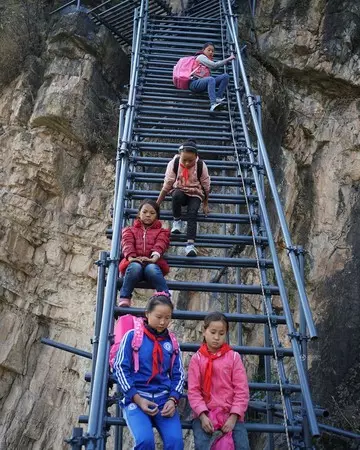 這群小孩住「海拔1400多公尺」山上 每天爬藤梯上學卻「堅持不遷村」