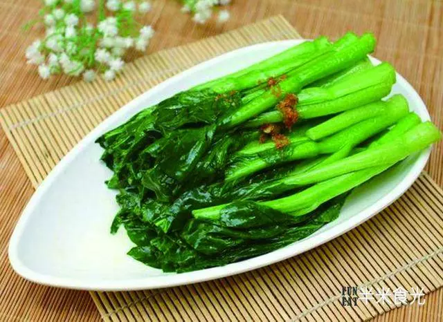 飯店大廚告訴你,炒青菜牢記這招,炒出來綠油油又脆又好吃