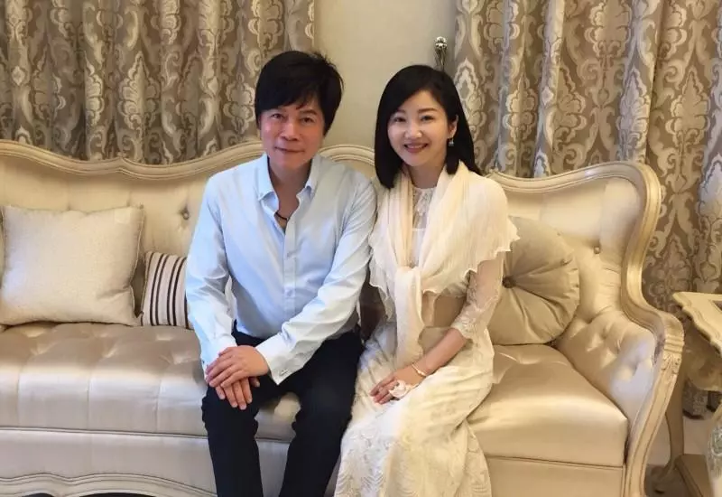 洪榮宏三婚娶小11歲嬌妻「交往半年閃婚」,放閃「年假飛日小蜜月」補過兩人世界!