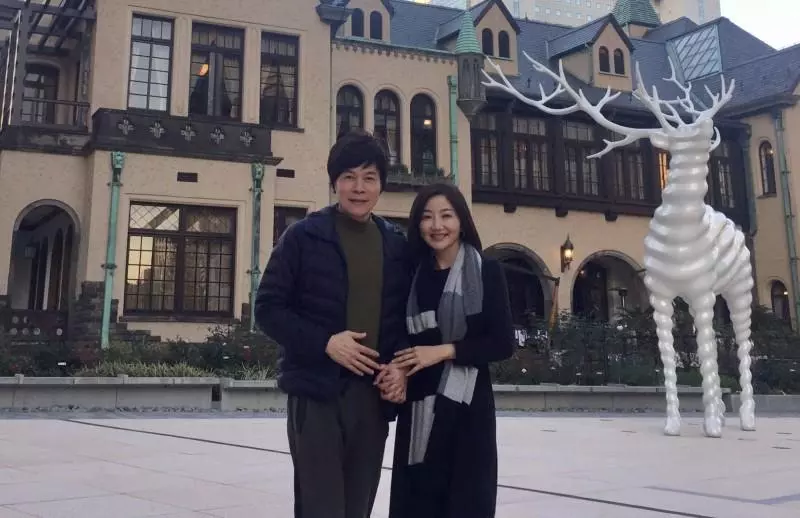 洪榮宏三婚娶小11歲嬌妻「交往半年閃婚」,放閃「年假飛日小蜜月」補過兩人世界!