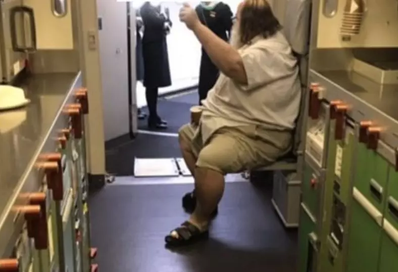 不是第一次!200KG白人「強逼空姐幫他擦屎」還喊:深一點,被起底過去「更誇張要求」所有乘客被臭翻 !
