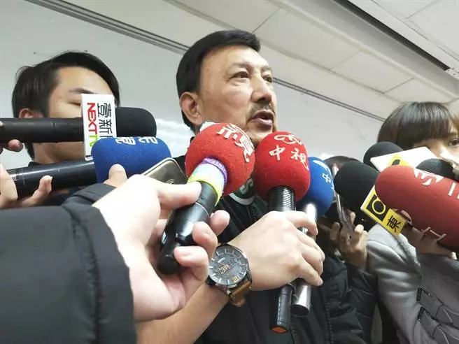 見郝龍斌就打?余天改口:情緒性發言