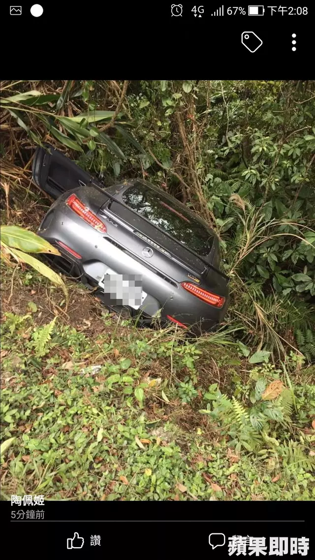 哭哭!媒體試駕千萬賓士超跑 倒栽蔥撞進山溝 | 蘋果日報