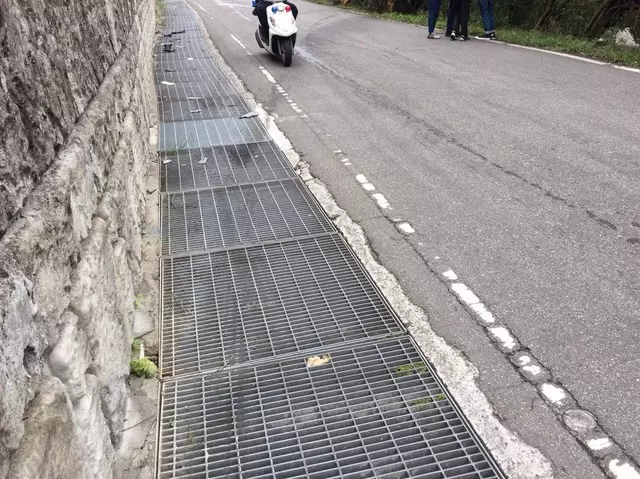 哭哭!媒體試駕千萬賓士超跑 倒栽蔥撞進山溝 | 蘋果日報