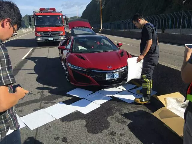 哭哭!媒體試駕千萬賓士超跑 倒栽蔥撞進山溝 | 蘋果日報
