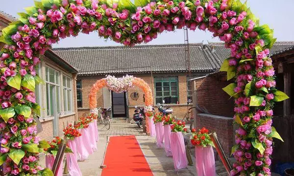 窮小子結婚擺酒,請十個同學只來了三個人,婚禮後沒來的都後悔了