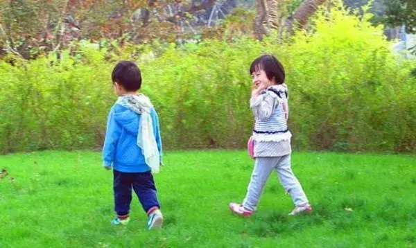 窮小子結婚擺酒,請十個同學只來了三個人,婚禮後沒來的都後悔了