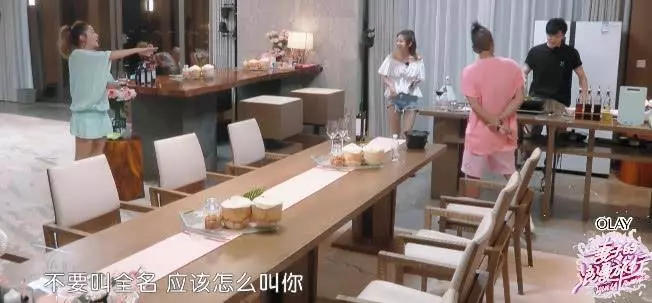 應采兒上半身穿「透明裝」出鏡讓人瞬間看呆,看到裡面的款式,網友:好潮流哦!