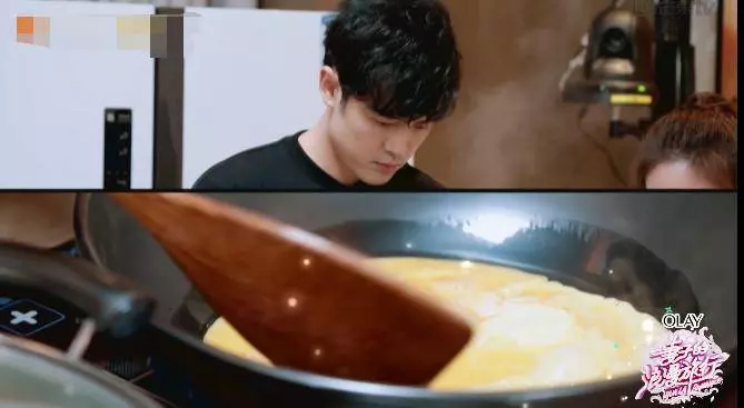 應采兒上半身穿「透明裝」出鏡讓人瞬間看呆,看到裡面的款式,網友:好潮流哦!