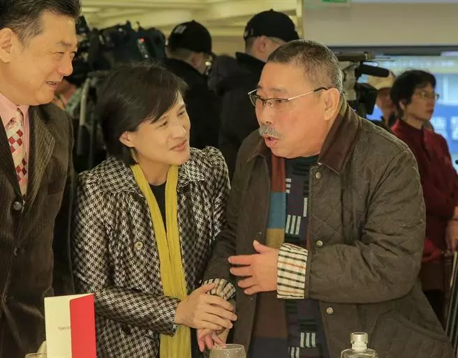 不爽文化部長!資深藝人突襲「直接賞她巴掌」現場全傻住,事後怒嗆「打她剛好而已」下場慘了!