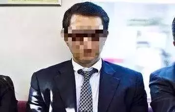 父親欠了一屁股債,兒子為了還債準備賣掉婚房,債主一來卻給兒子跪下了!