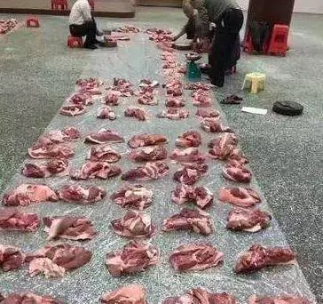 男子發現草叢中有動靜,叫全村年輕人圍捕,來了100人,一人分2斤