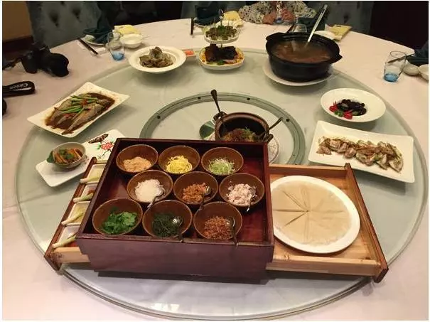 兩家商量婚事,吃飯時准婆婆在桌下扯我衣角,我看她一眼決定悔婚